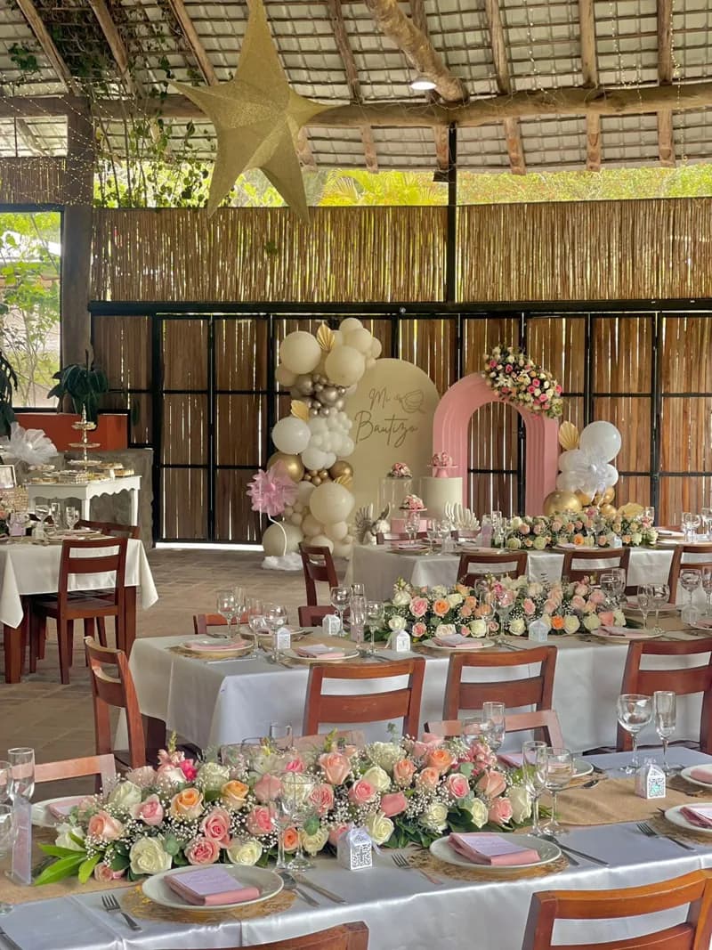 Mesa decorada para un bautizo