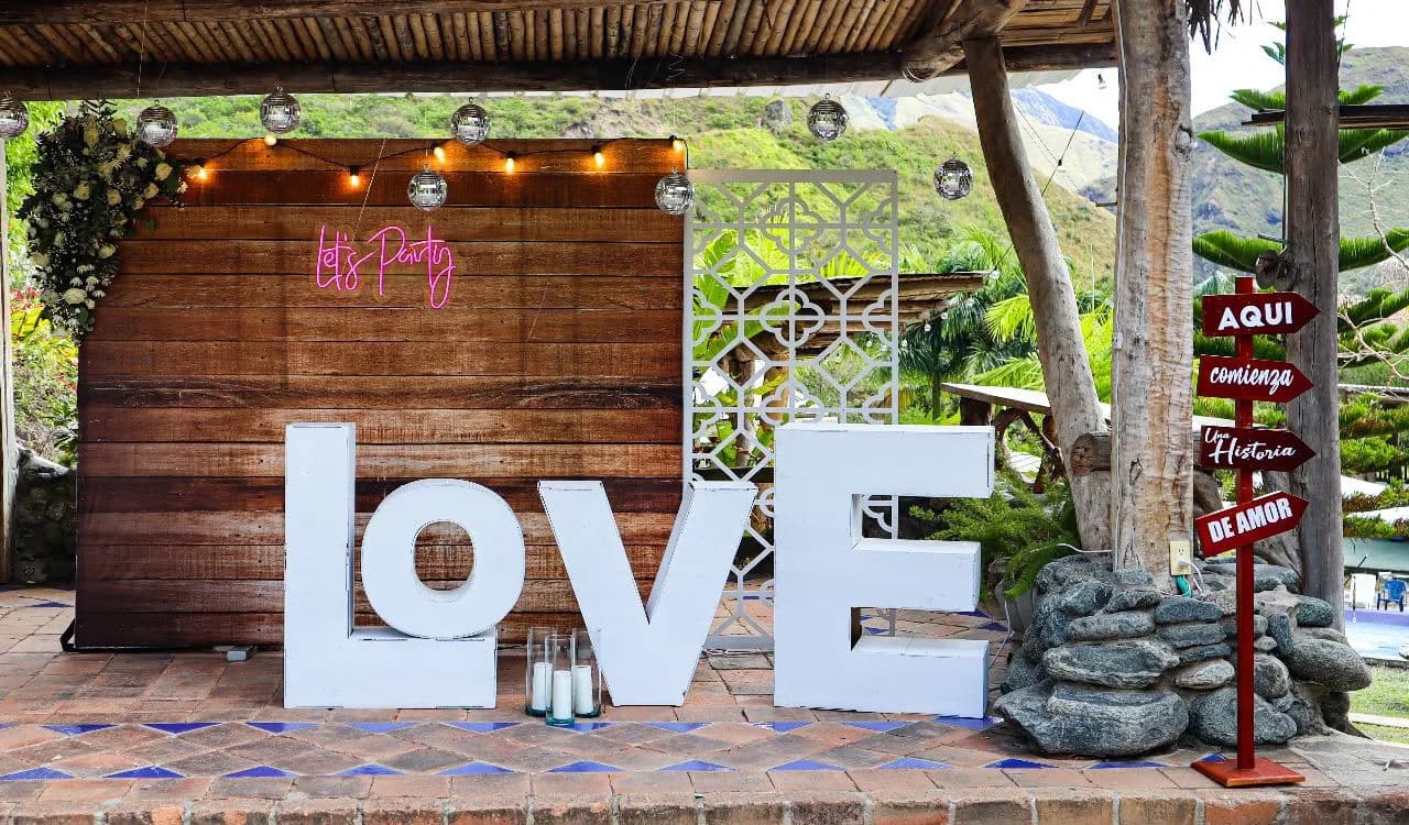 Decoración de matrimonio al aire libre en Mawá