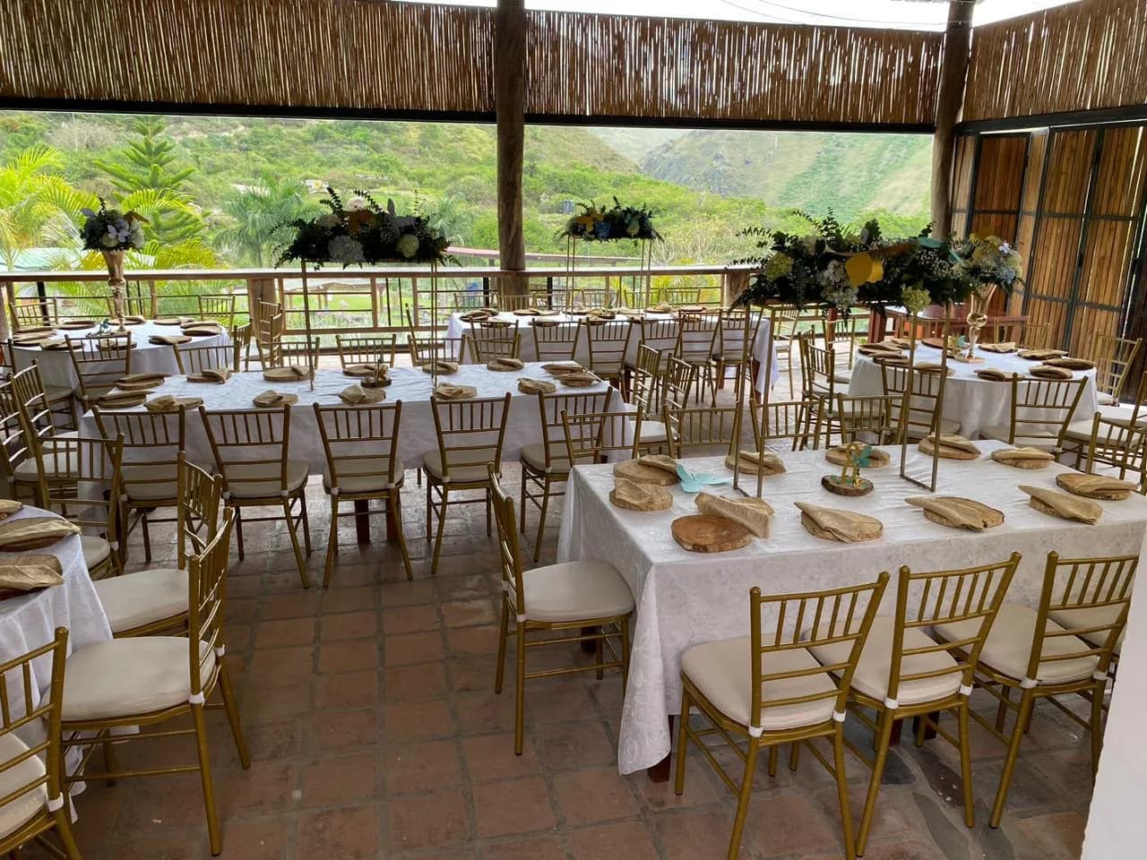 Salón de eventos de Mawá de día, con mesas montadas y vista a la montaña