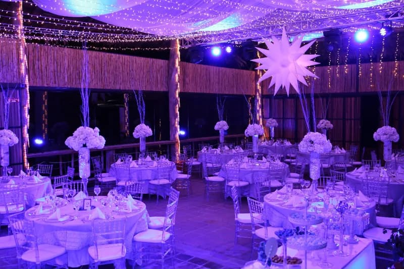 Salón de eventos de noche