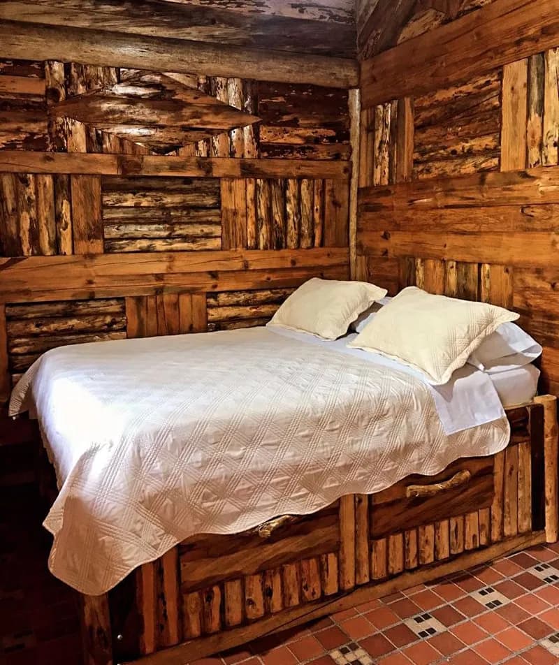 Habitación de madera del hotel de Mawá