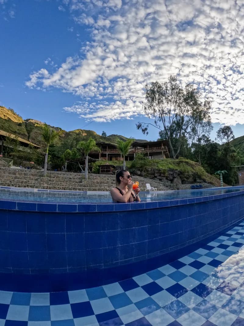 Piscina con las cabañas de fondo