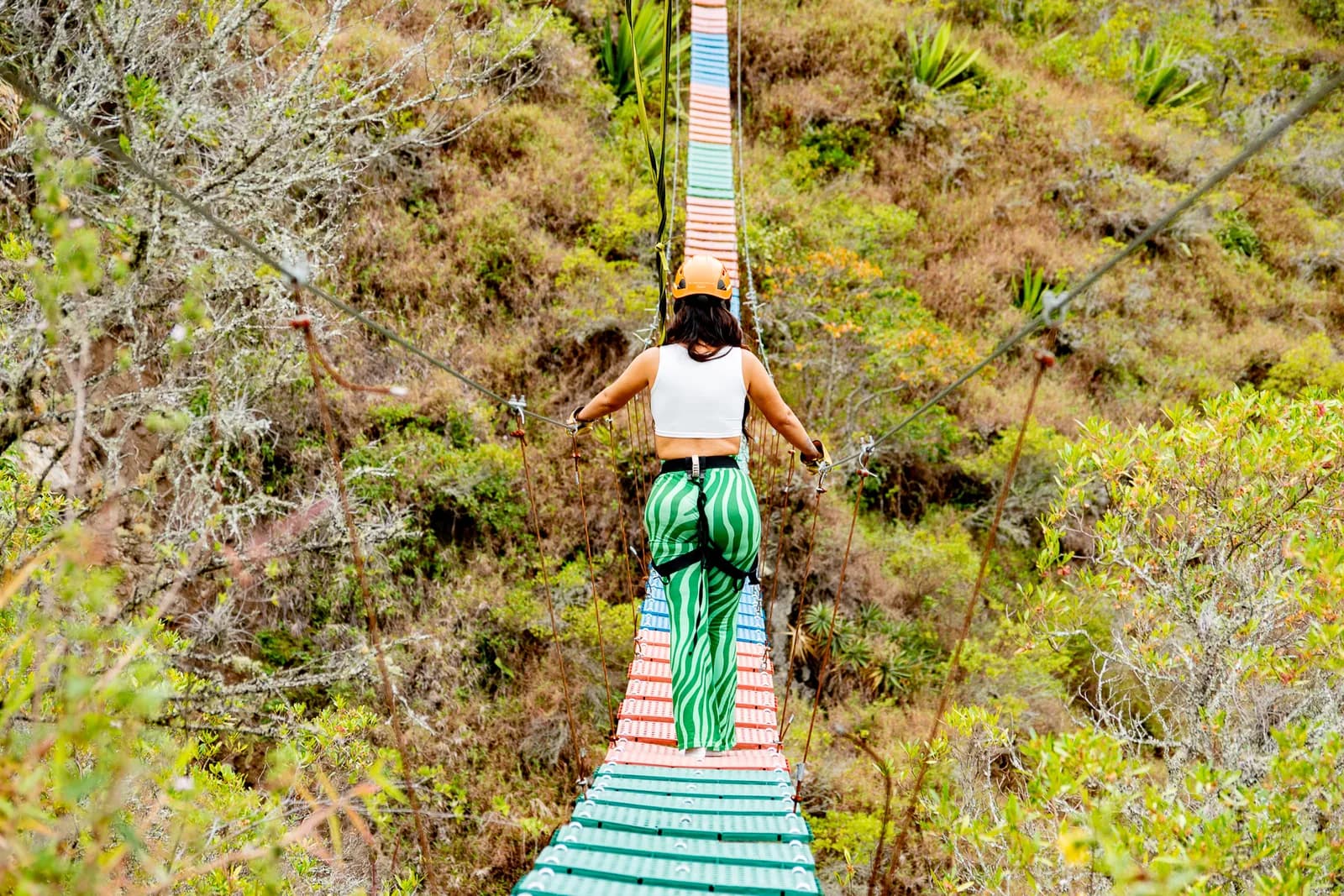 Persona cruzando un puente tibetano en Mawá