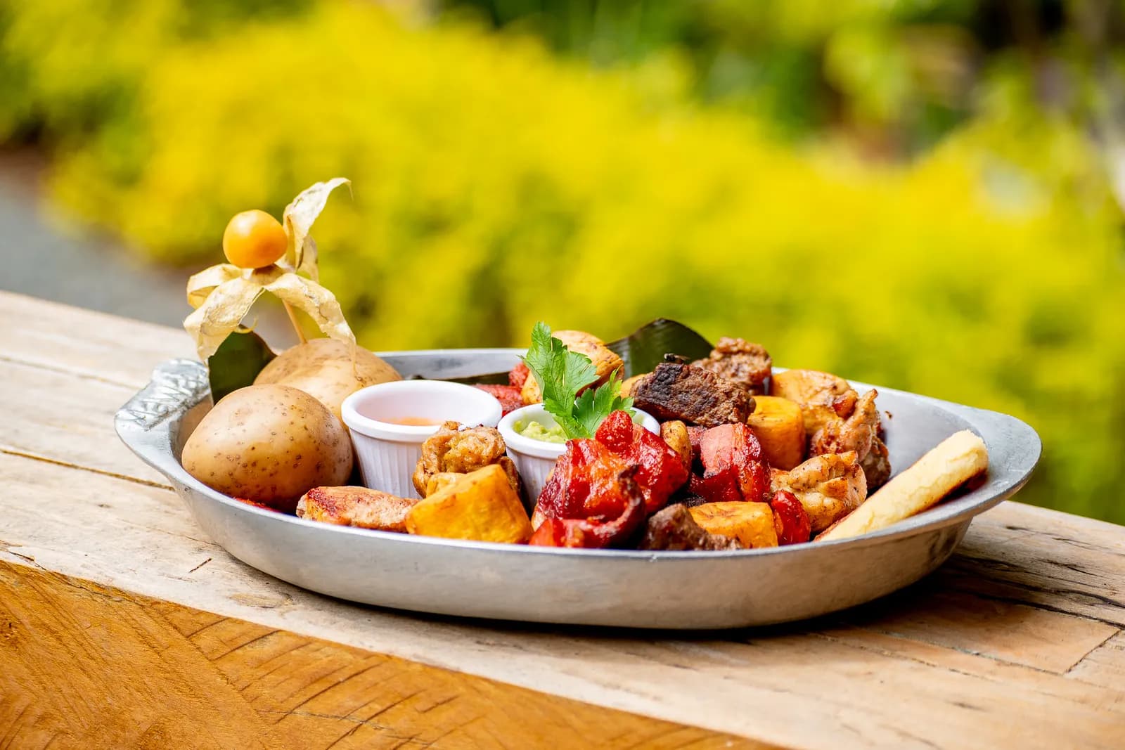 Bandeja de comida típica del restaurante de Mawá