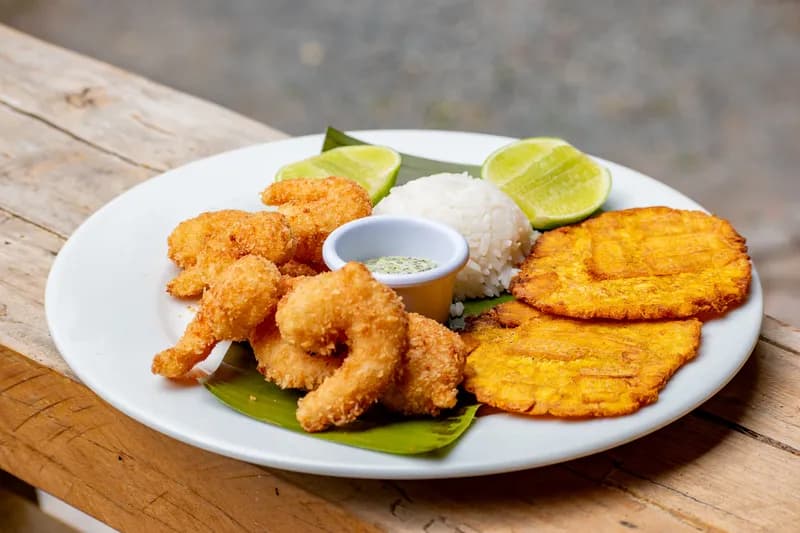 Camarones apanados con patacón